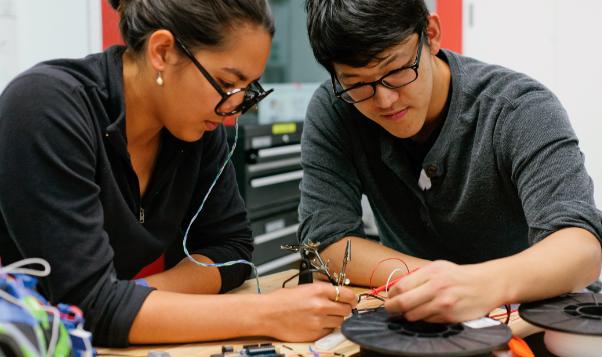 两个学生在焊接电子产品